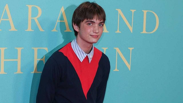 image de la news Son père a 1 Oscar et a joué dans l'une des meilleures séries du XXIe siècle : qui est ce jeune acteur qui fait face à Jenna Ortega dans Klara et le soleil ?