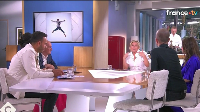 image de la news “J’ai foiré”, couac en direct dans C à vous : un invité présente ses excuses à Anne-Elisabeth Lemoine