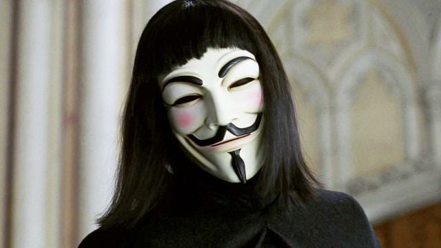 image de la news "Il était perturbé par..." : 20 ans après, on sait enfin pourquoi Hugo Weaving a remplacé cet acteur dans le rôle culte de V pour Vendetta