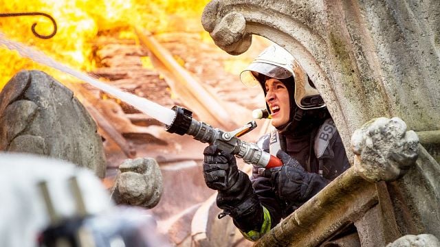 image de la news Notre-Dame brûle sur TF1 : vrais décors ou effets spéciaux ? Comment l'incendie a été reconstitué ?