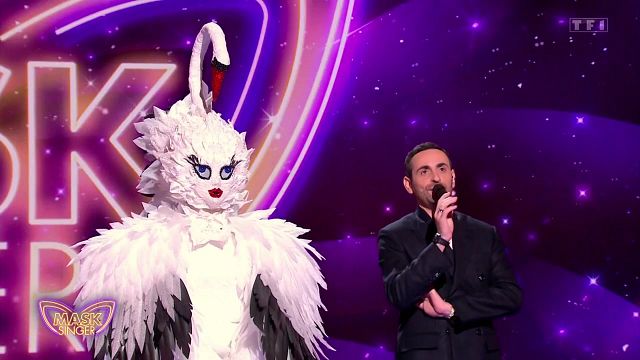 image de la news Mask Singer 2025 : qui se cache derrière le costume du Cygne ? On est sur une nouvelle piste et il s'agit d'une chanteuse qui a participé à un célèbre télé-crochet !