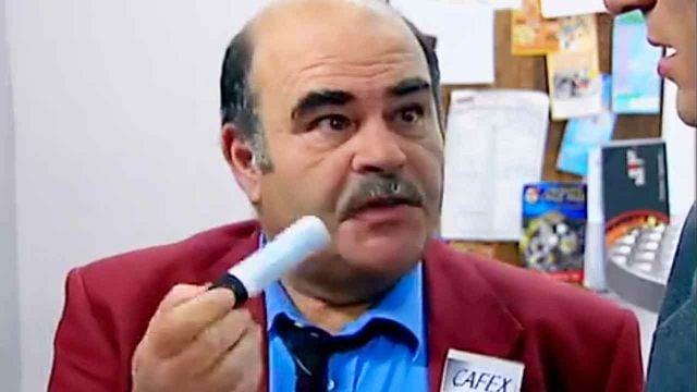 image de la news "On a dû arrêter le tournage pendant trois heures" : cet épisode de Caméra Café reste le pire souvenir de Philippe Cura à cause de ce petit objet