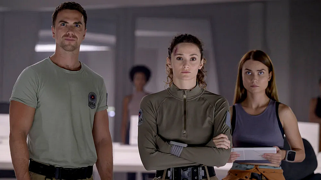 image de la news 2 ans après, cette série de science-fiction par les créateurs de Stargate et Independance Day dévoile enfin la date de sortie de la saison 3 !