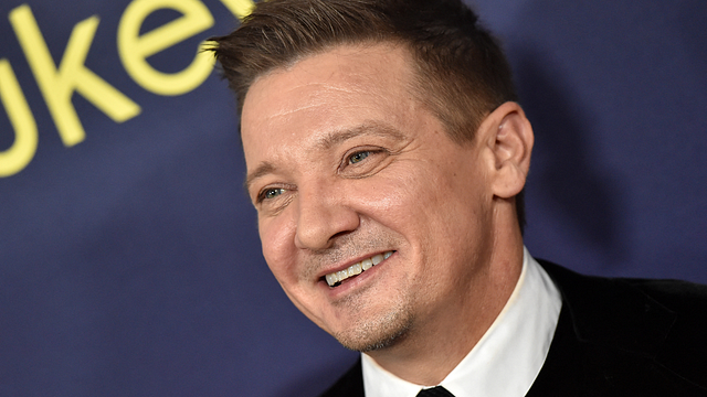 image de la news Jeremy Renner : l'acteur marche pour la première fois depuis son terrible accident
