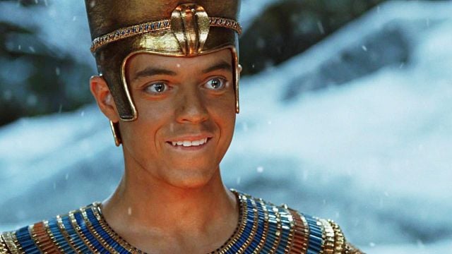 image de la news Il y a près de 20 ans, Rami Malek débutait sa carrière en jouant un pharaon dans cette comédie fantastique culte, et tout le monde l'a oublié !