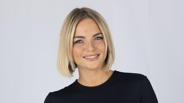 image de la news Mariés au premier regard 2026 (portrait) : qui est Julie, maman célibataire depuis 4 ans ?