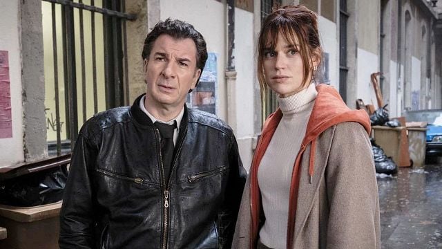 image de la news C'est officiel : suivie par plus de 2 millions de téléspectateurs, Flashback revient pour une saison 3 ! Avec ou sans Michaël Youn et Constance Gay ?