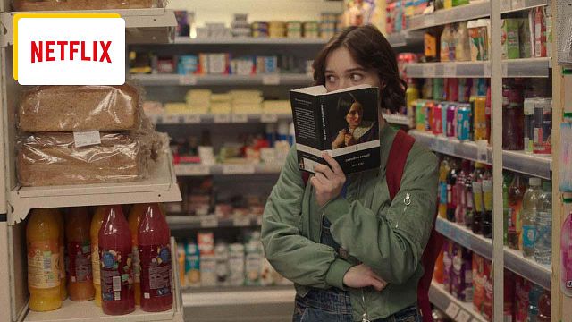 image de la news Netflix : vous avez 4h devant vous ? Alors jetez-vous sur cette série policière avec un actrice de Mercredi qu’on adore