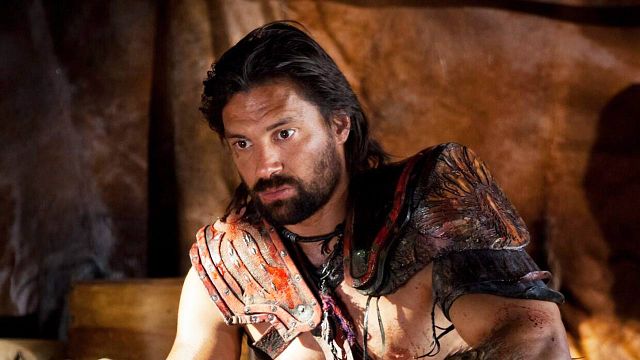 image de la news 13 ans après la fin de Spartacus, que devient Manu Bennett, le gladiateur Crixus de la série historique ?