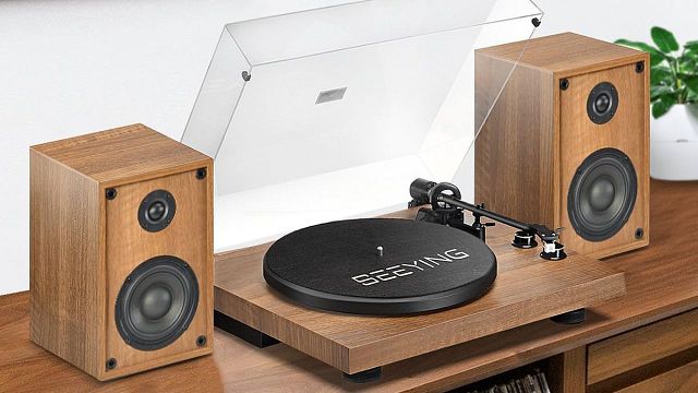 image de la news Amazon frappe fort avec cette offre sur cette platine vinyle vintage juste avant Noël