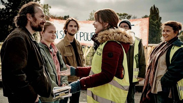 image de la news Premières images : Virginie Efira va vous surprendre dans un rôle inattendu... Voici la bande-annonce des Braises, un film à découvrir dans un mois au cinéma !