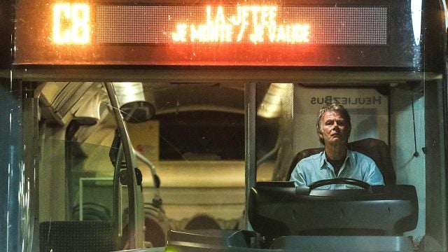 image de la news 1 an après Un ours dans le Jura, voici la première photo et la date de sortie du nouveau film de Franck Dubosc, 5H48 : Place des Martyrs !
