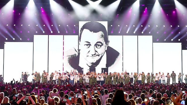 image de la news Les Enfoirés : on ne le verra pas à la télé, mais un membre de la troupe a eu cinq côtes cassées après une chute