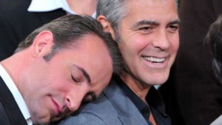 Jean Dujardin dort sur les gens…