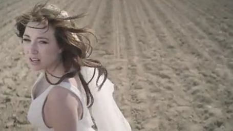image de la news Clip : Laura Smet en robe de mariée pour Philippe Uminski [VIDEO]