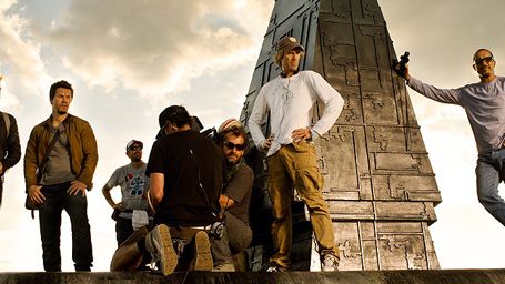 image de la news Tournage de "Transformers 4" : Michael Bay et Mark Wahlberg vous saluent bien ! [PHOTO]