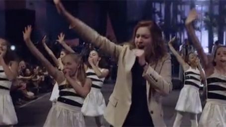 image de la news Greta Gerwig part en live dans le nouveau clip d'Arcade Fire !