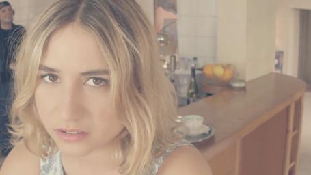 image de la news Izia Higelin veut qu'Orelsan "Change de pote" !
