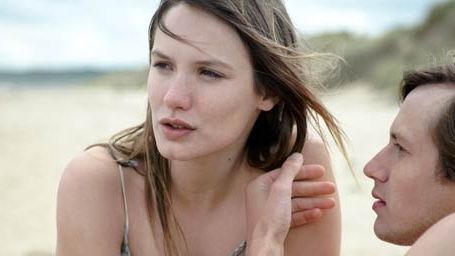 image de la news Bande-annonce : Ana Girardot sera-t-elle acceptée dans Le Beau Monde ?