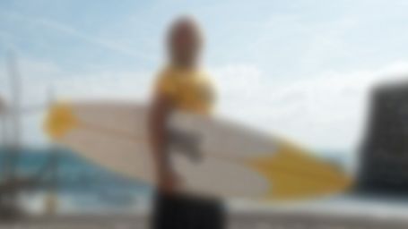 image de la news Brice de Nice 3 : Jean Dujardin pose avec son surf sur la 1ère photo !
