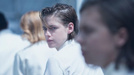 image de la news Equals : Kristen Stewart amoureuse de Nicholas Hoult dans la bande-annonce du film de SF 
