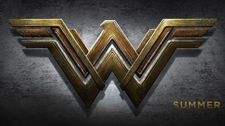 Wonder Woman pose avec des Amazones sur la photo du film DC Comics
