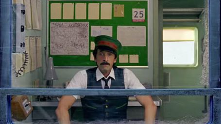 image de la news Wes Anderson embarque Adrien Brody dans un train pour la marque H&M