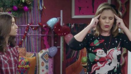 image de la news "Ugly Christmas Sweater Day" : Votez pour le pull de Noël le plus moche dans vos séries télé !
