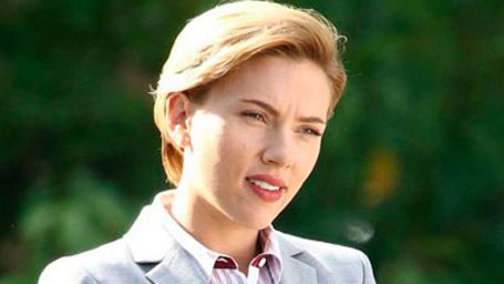 image de la news Scarlett Johansson enterre sa vie de jeune fille sur les premières affiches de Pire Soirée