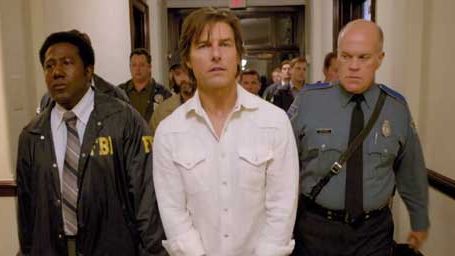 image de la news Bande-annonce Barry Seal American Traffic : Tom Cruise en trafiquant de drogue pour Pablo Escobar