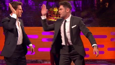 image de la news Top Gun : Tom Cruise et Zac Efron rejouent la scène de la poignée de main