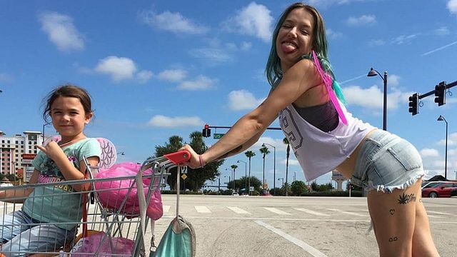 Bande-annonce The Florida Project : Willem Dafoe face à une gamine espiègle