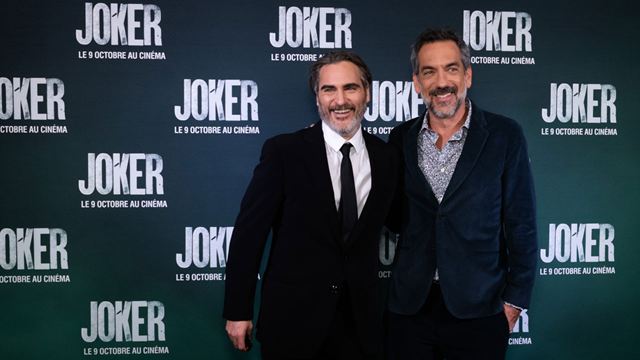 Joker : Joaquin Phoenix tout sourire à l'avant-première à Paris