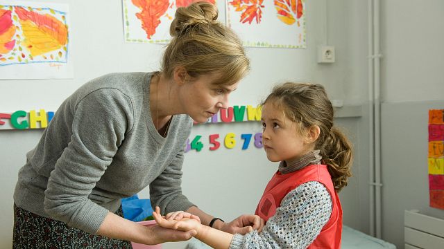 image de la news La Maladroite sur France 3 : que vaut le téléfilm sur la maltraitance porté par Isabelle Carré ?