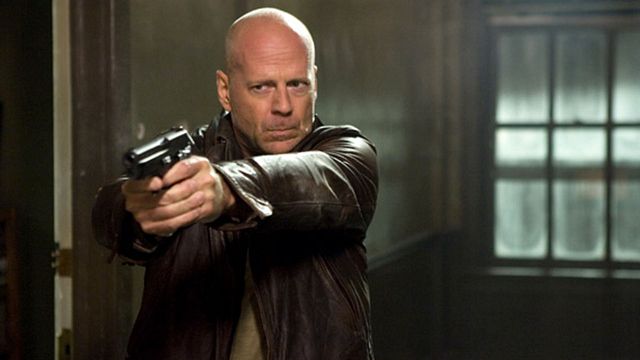image de la news Die Hard 4 : la voiture de Bruce Willis a-t-elle réellement foncé sur l'hélicoptère ?
