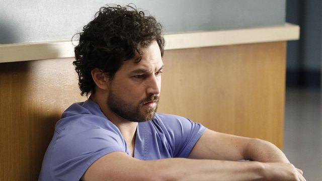 image de la news Grey's Anatomy : un personnage devait mourir dans le final initial de la saison 16
