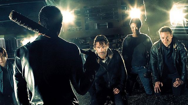 image de la news Teasers Walking Dead saison 7 : qui rencontrera la batte Lucille ?