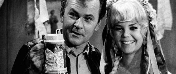 Bob Crane et Sigrid Valdis, sur le tournage de Papa Schultz, en 1969. Les deux se sont mariés en 1970.