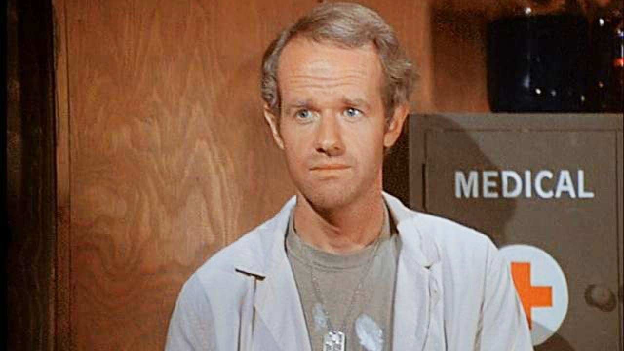 "Je ne devais pas m'évanouir" : docteur fictif dans une série culte, cet acteur a dû participer à une véritable opération en plein milieu d'une guerre civile au Salvador en 1985
