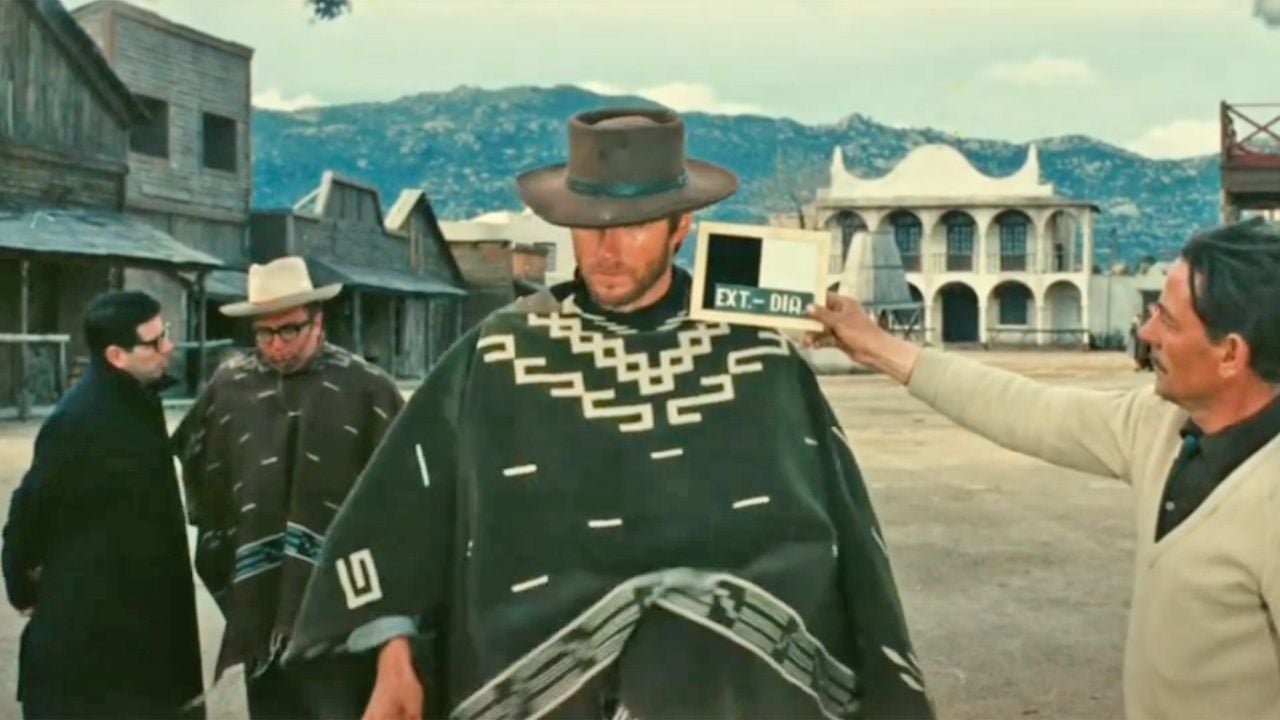 Sergio Leone en poncho derrière Clint Eastwood sur le tournage