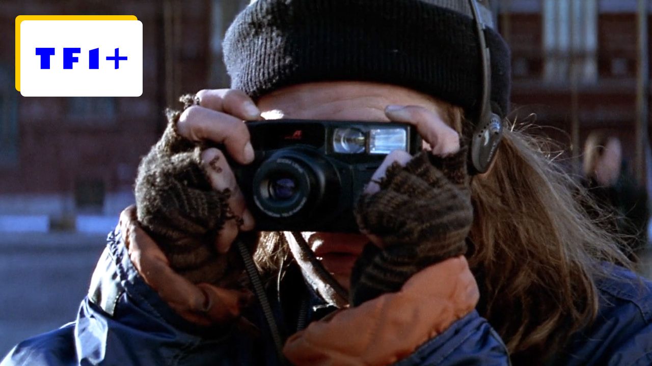 Tonight on TF1+: 90’s Action Movie Star Plays Six Roles!