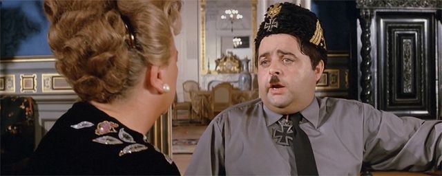 Jacques Villeret (Ludwig von Apfelstrudel,) demi-frère d'Adolf Hitler