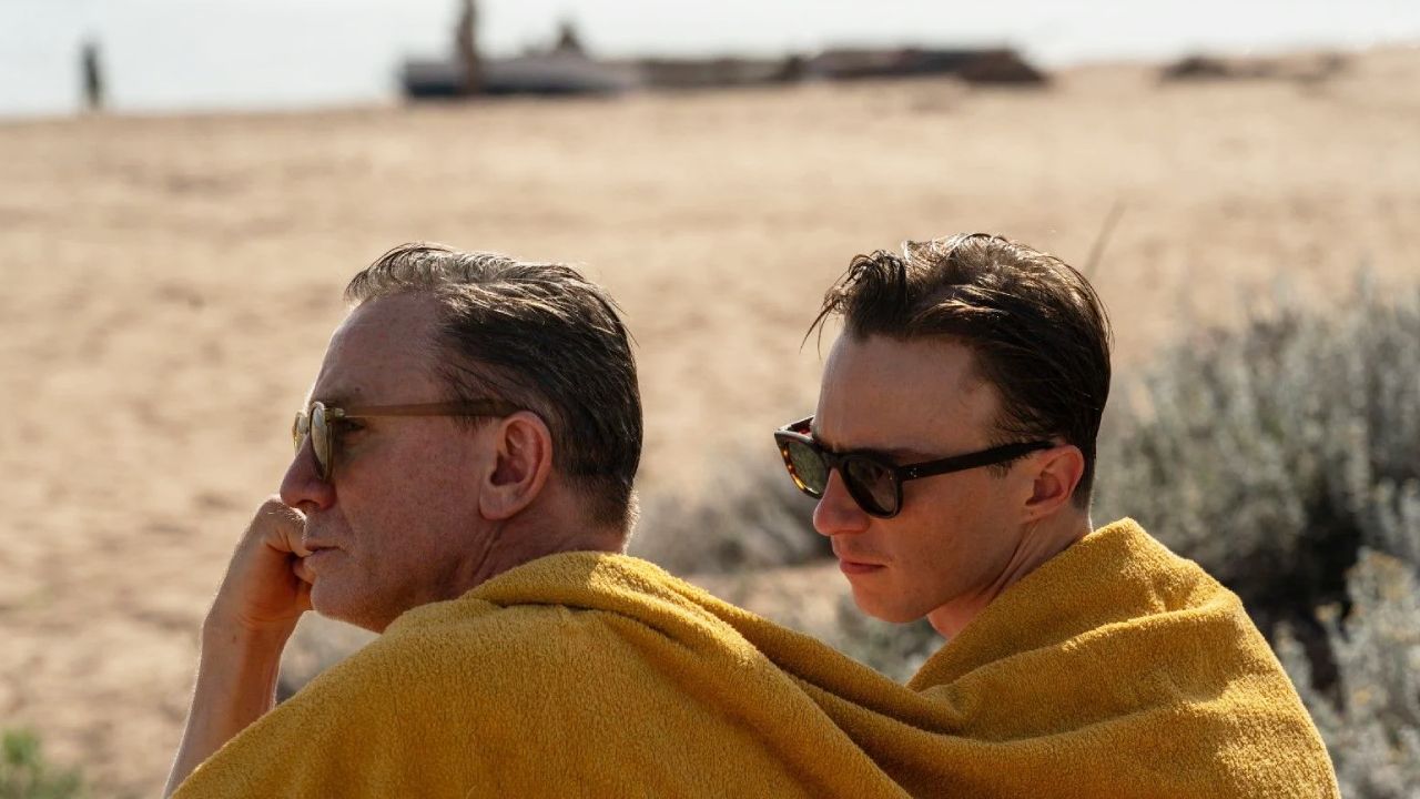 (de g. à d.) Daniel Craig et Drew Starkey dans 