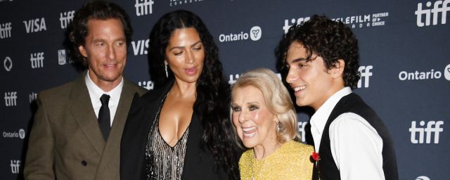 De gauche à droite : Matthew McConaughey, son épouse Camilla Alves McConaughey, sa mère Mary Kathlene McCabe et son fils Levi Alves McConaughey