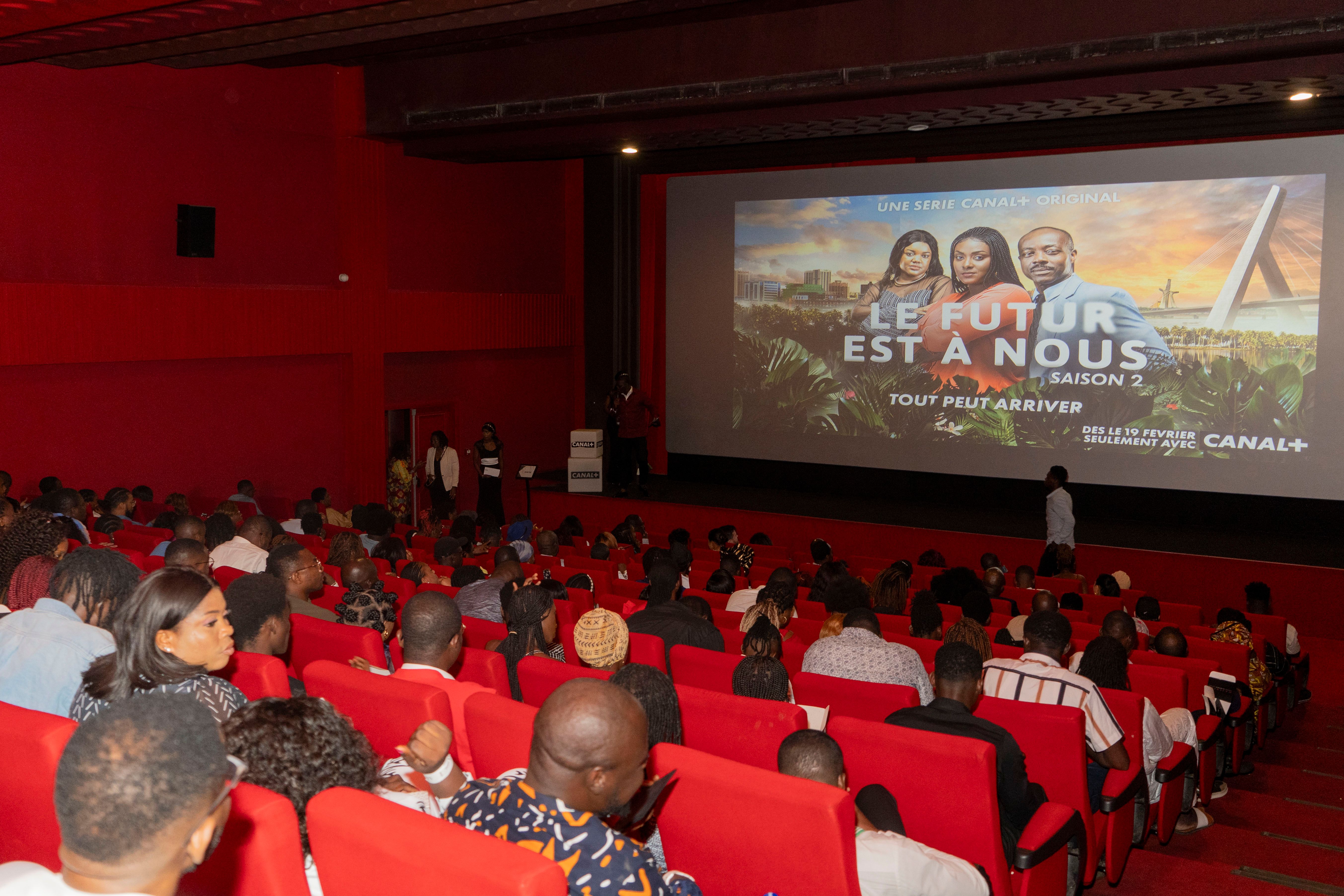 Salle obscure noire de monde façon. 