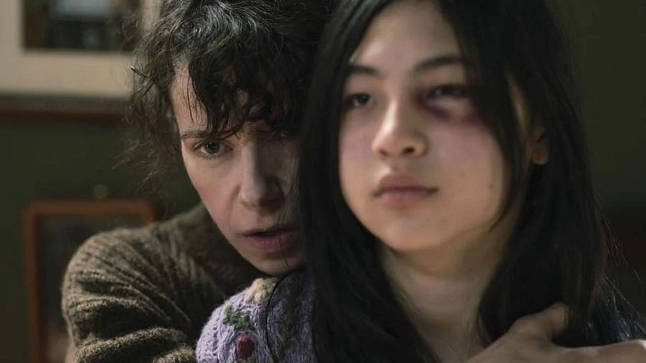 Sally Hawkins et Sora Wong dans 