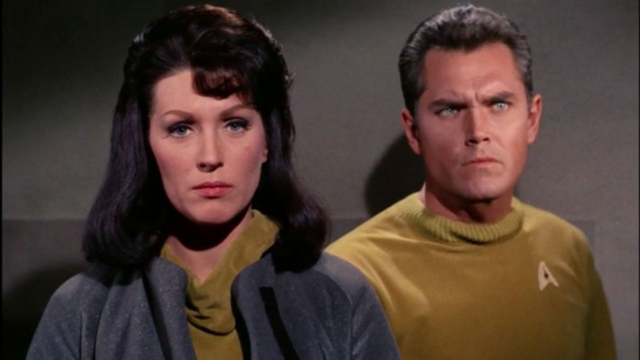 Christopher Pike (Jeffrey Hunter) et Numéro Un (Majel Barrett) dans la série originale Star Trek
