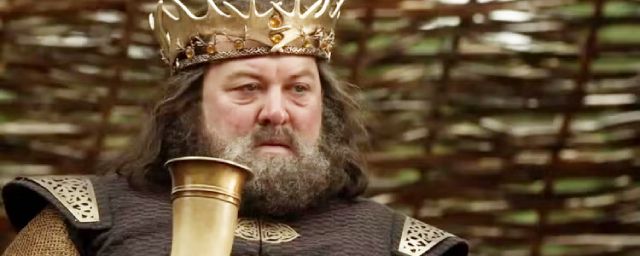Robert Baratheon a hérité de la couronne de son arrière-papy, Aegon V