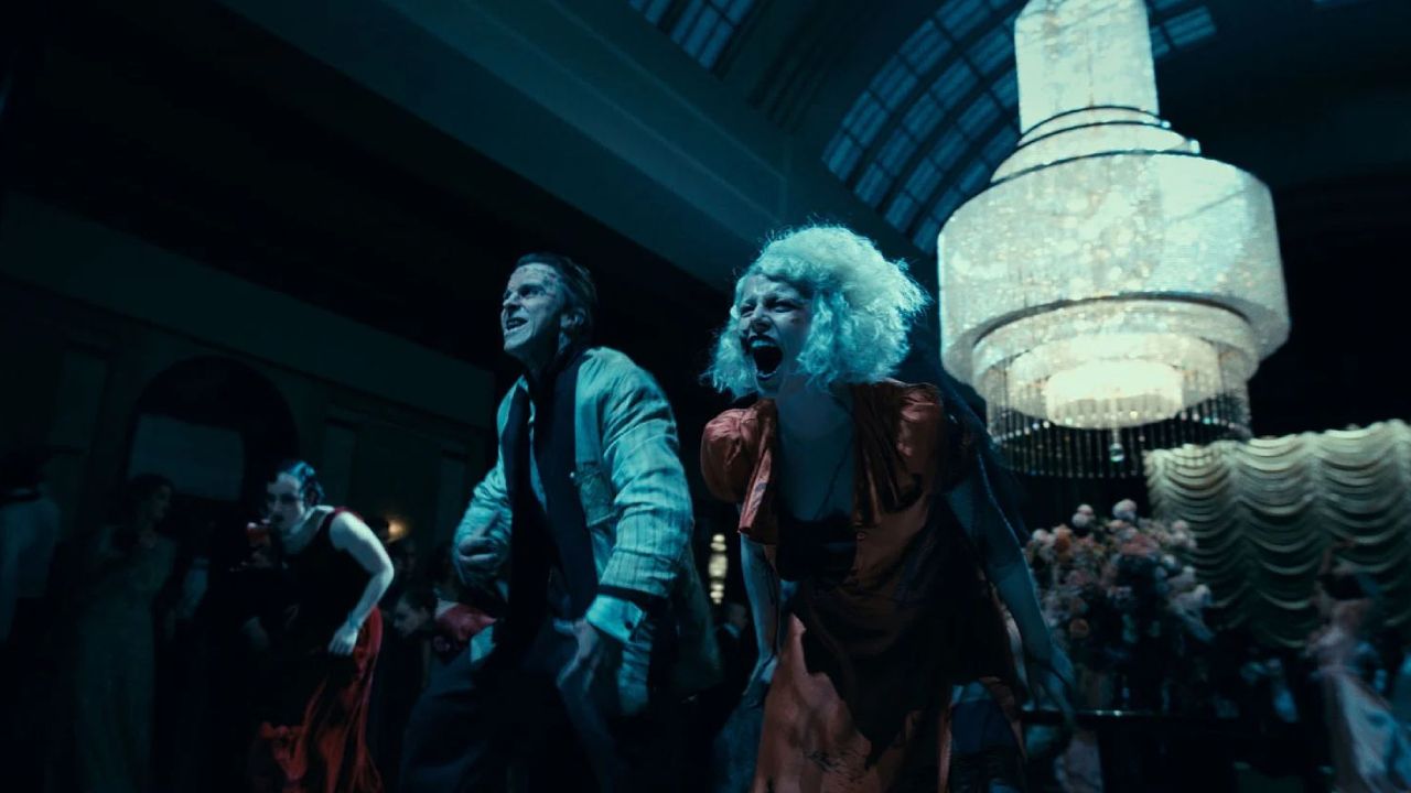 Christian Bale et Jessie Buckley dans 