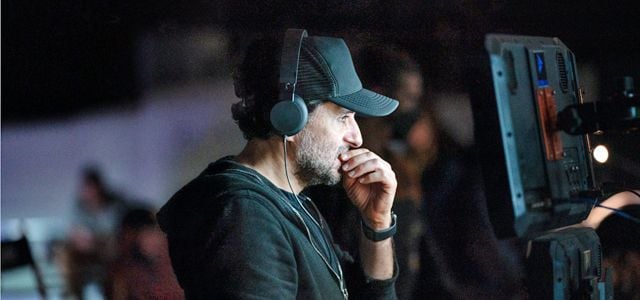 Jaume Collet-Serra sur le plateau de Carry-On